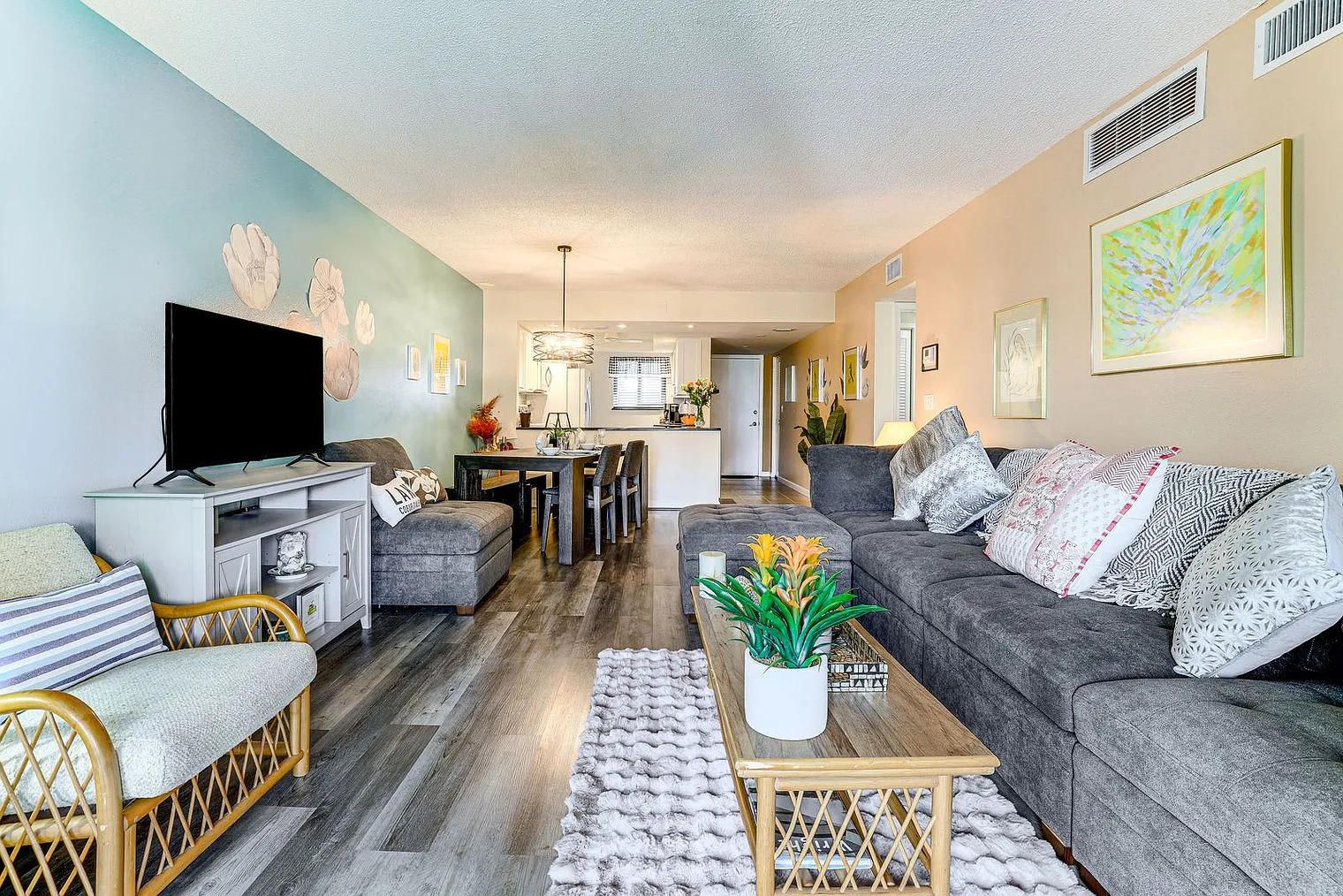 2 bed, 2.0 bath, 990 sqft, $4,596 — Photo 3