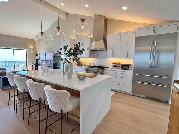 8 Starview Dr, Oakland, CA 94618
