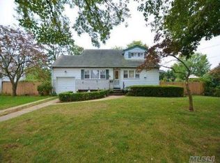 54 Ace Ct, West Islip, NY 11795