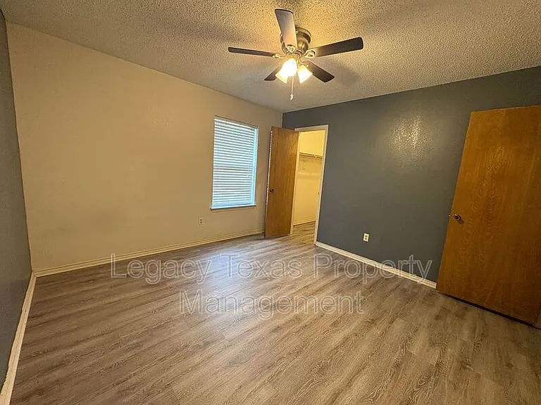 1203 Stonelake Dr — Photo 11