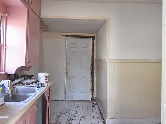 5th image of 2221 Yale Ave