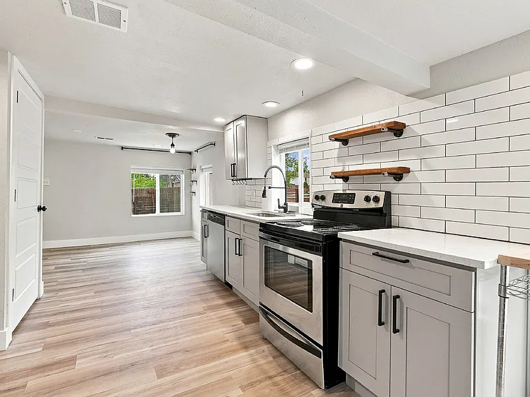 2201 W Warren Ave — Photo 8