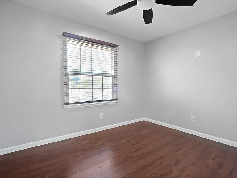 20247 Kinzie St — Photo 19