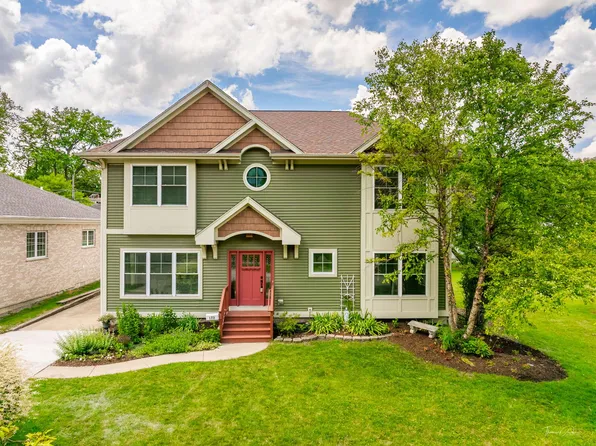 122 S Grant St, Westmont, IL 60559