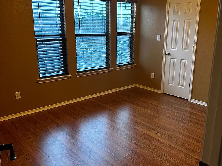 326 Fallen Leaf Ln — Photo 4