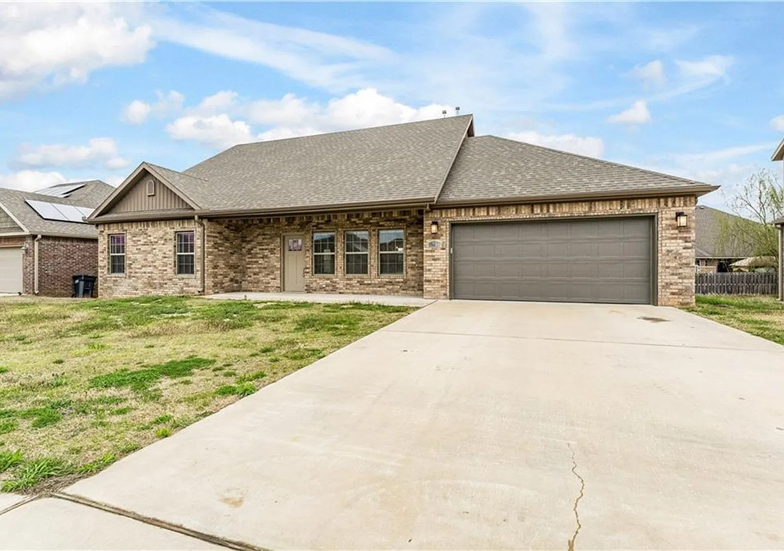 Minutes from I-49! 4BR/2.5BA Home — Photo 2