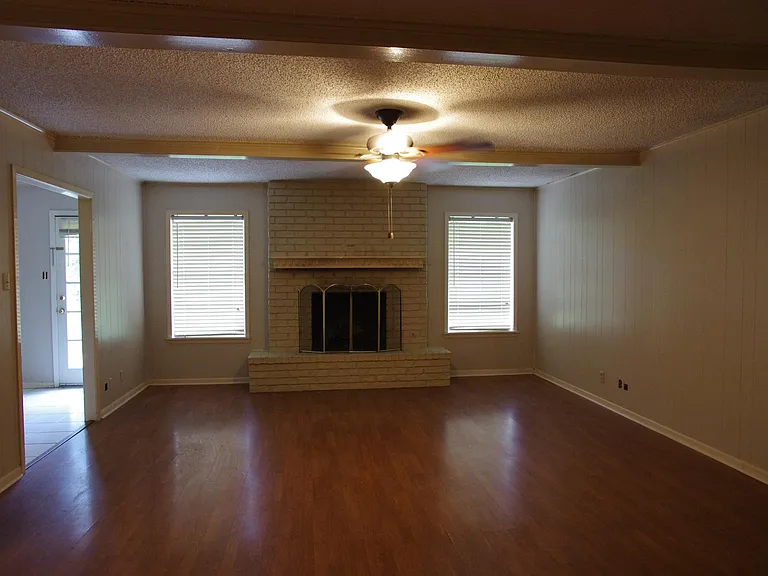103 Hallie Dr — Photo 9