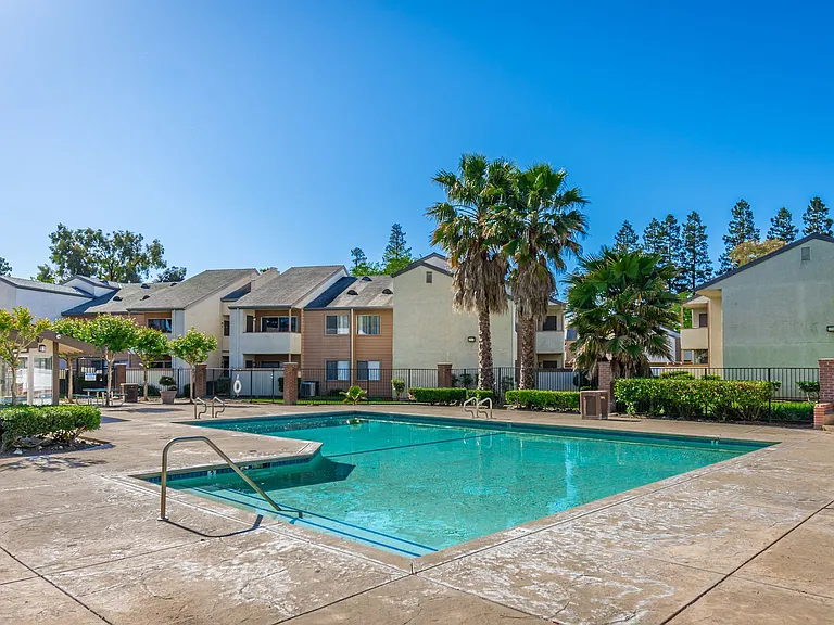 Carmel Pointe — Photo 13
