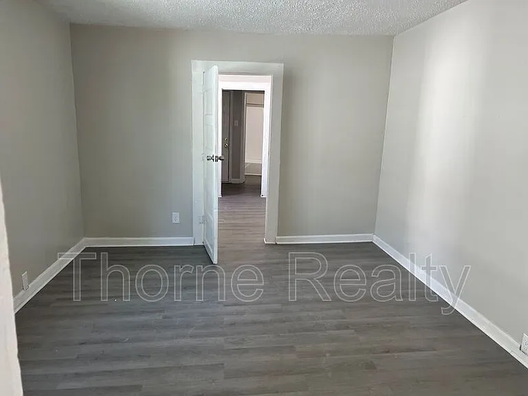 812 E Grand Ave — Photo 3