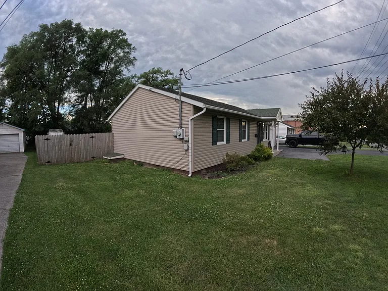 128 Woodbury Ave — Photo 2
