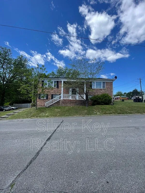 2 bed, 1.0 bath, $850 — Photo 1