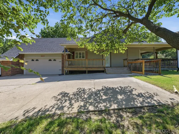 925 N Woodview Dr, Skiatook, OK 74070