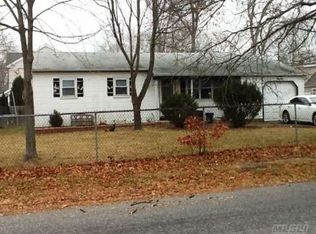 15 Fleet Rd, Shirley, NY 11967