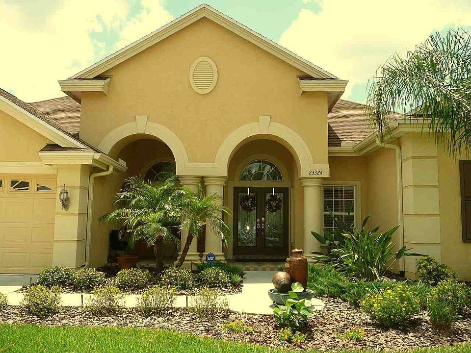 Front Entry w/Sitting area