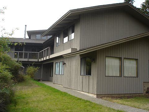 Daylight basement includes rec. room, 2 bedrooms, full bath, and loads of storage.