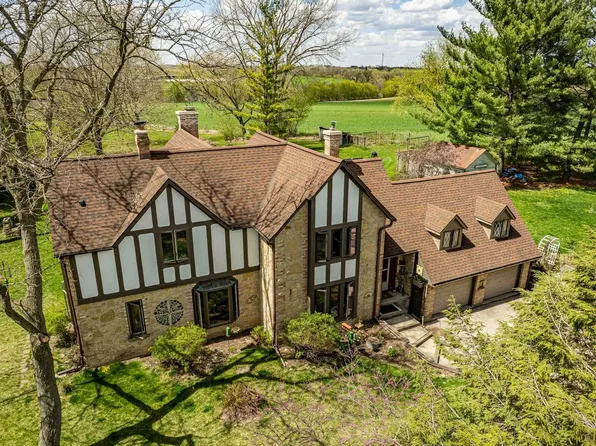 1678 Greenway Rd, Sun Prairie, WI 53590