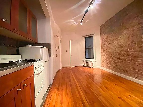 2nd image of 1515 Lexington Ave APT 2c
