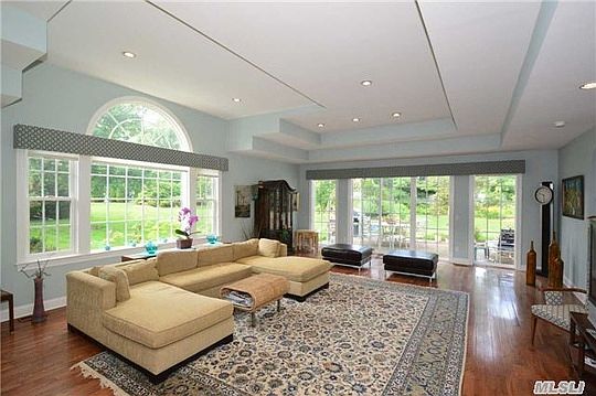3rd image of 209 Montecito Cres