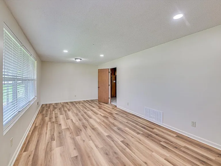 242 Maywood Dr — Photo 5