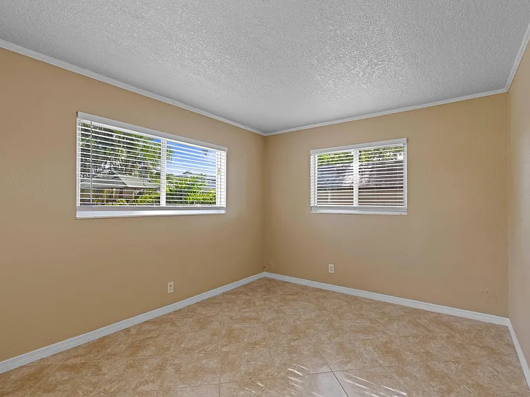 309 NE 16th St #4 — Photo 9