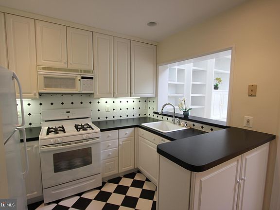 5th image of 1811 Leslie Ave