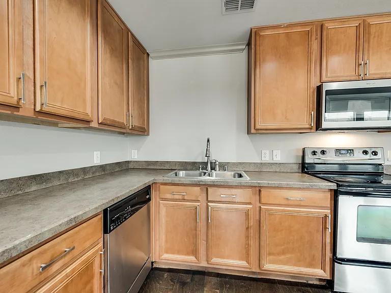 2424 Emerald Ln — Photo 11