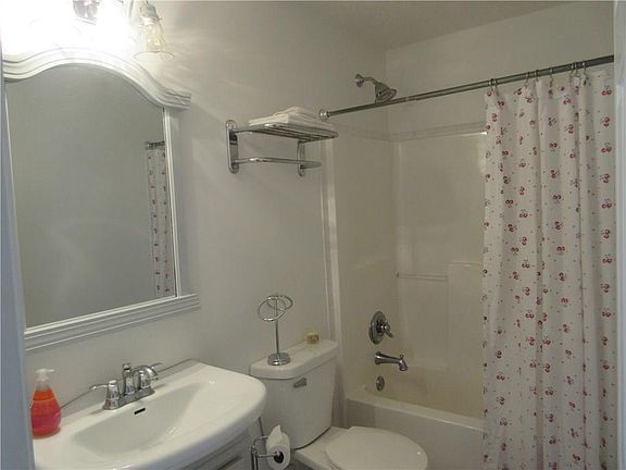5th image of 216 Lincoln St