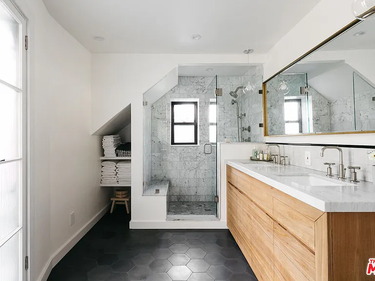 8831 Lookout Mountain Ave — Photo 14