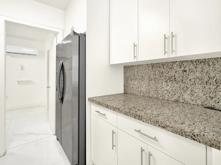 4 Sidonia Ave — Photo 6