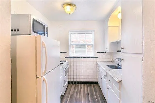 Full Kitchen. Kitchen will be update with stainless steel refrigerator and economy dishwasher.
