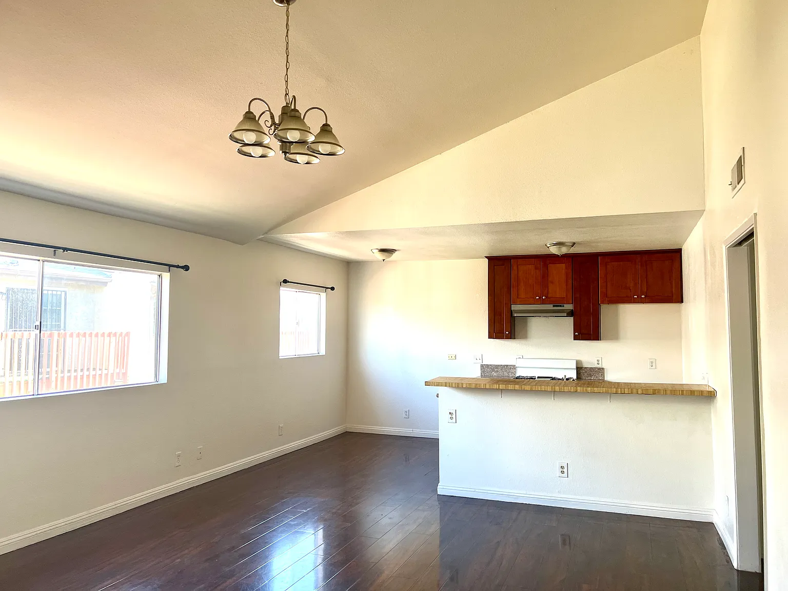 2 bed, 1000 sqft, $2,400 — Photo 1