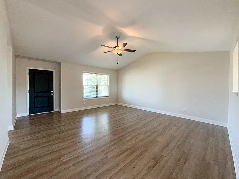 1140 Orchard Dr — Photo 2