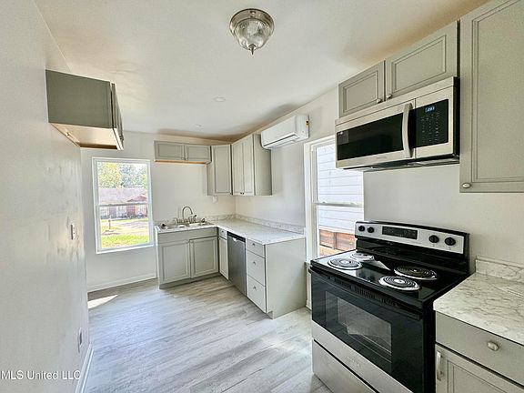 2nd image of 180 Jarrott St