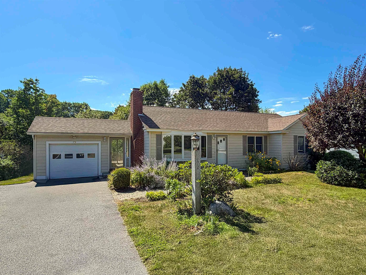 3 bed, 1.0 bath, 1140 sqft, $4,000 — Photo 1