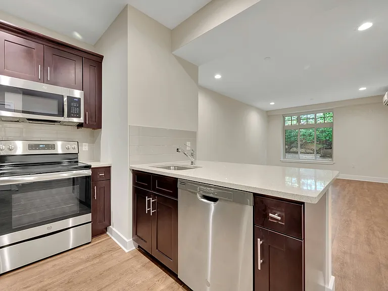 40 Jackson Ave - Luxury 55+ Community — Photo 17