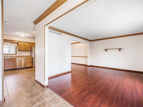 2nd image of 913 Briarwood Ct