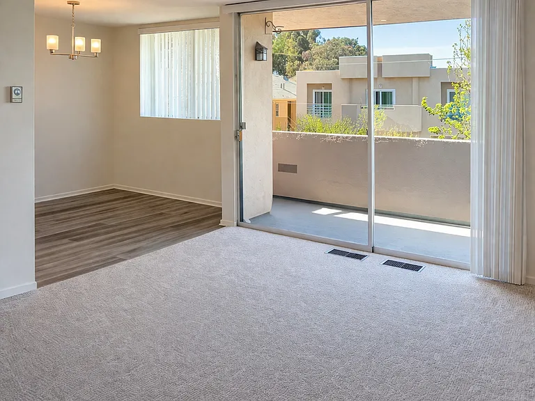 The Crestmoor Apartments — Photo 10