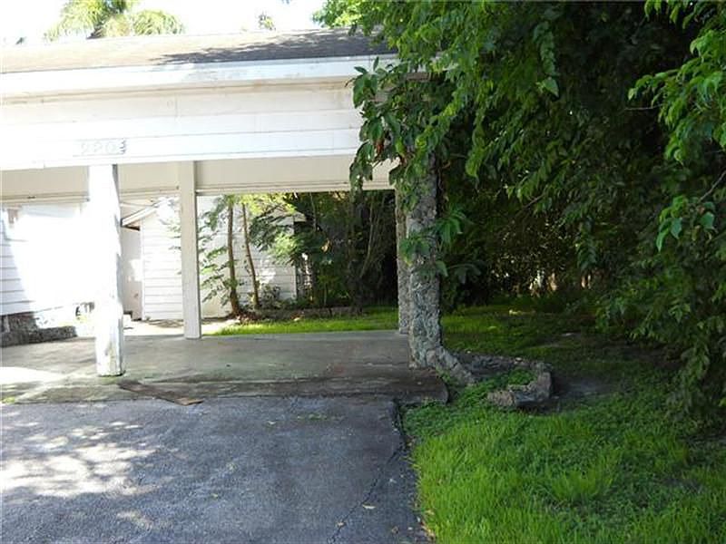 2nd image of 920 E Main St
