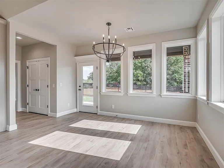 924 Kyle Dr — Photo 10