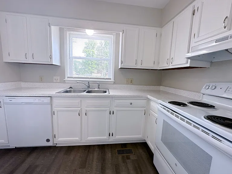 2436 Moran St — Photo 4