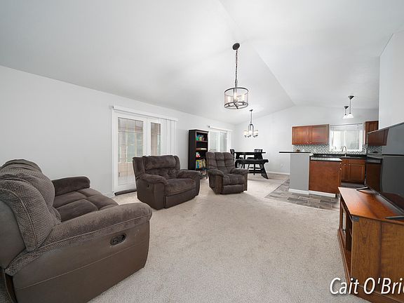 5th image of 415 Tallgrass Dr NE