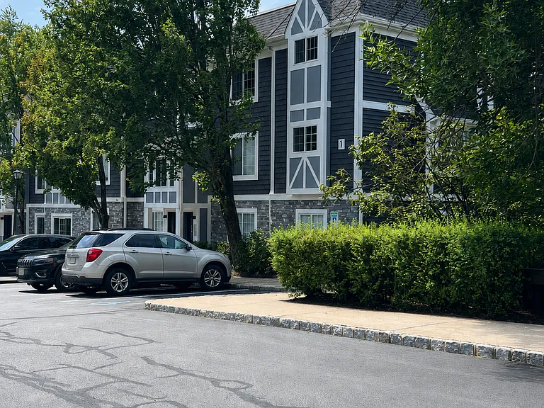 18 Village Dr — Photo 2
