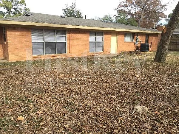3 bed, 2.0 bath, 1638 sqft, $2,110 — Photo 2