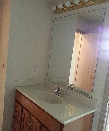 2nd image of 901 SW Eagle Ct