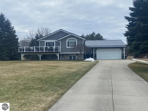 1018 Essex Dr, Lake Isabella, MI 48893