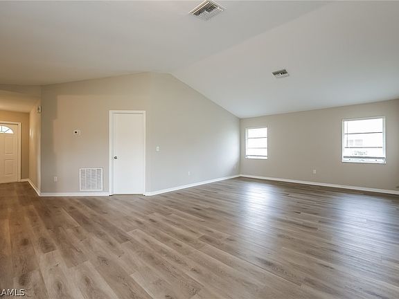 4th image of 579 Charwood Ave S