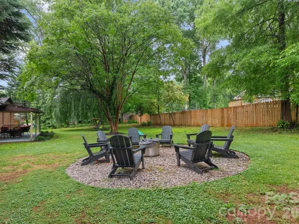 300 Brookmeade Dr, Statesville, NC 28625