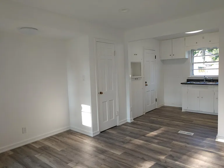 209 SW School St — Photo 5