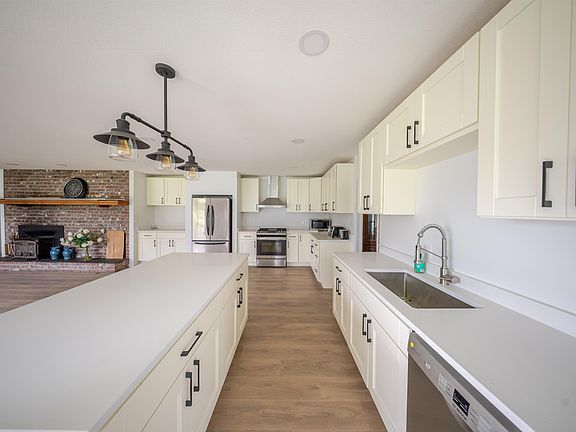 3rd image of 40895 Henderson Rd