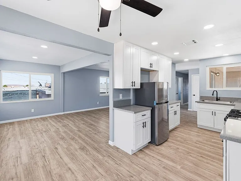 937 Elizabeth St — Photo 4